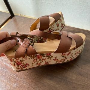 Bass floral platforms size 7